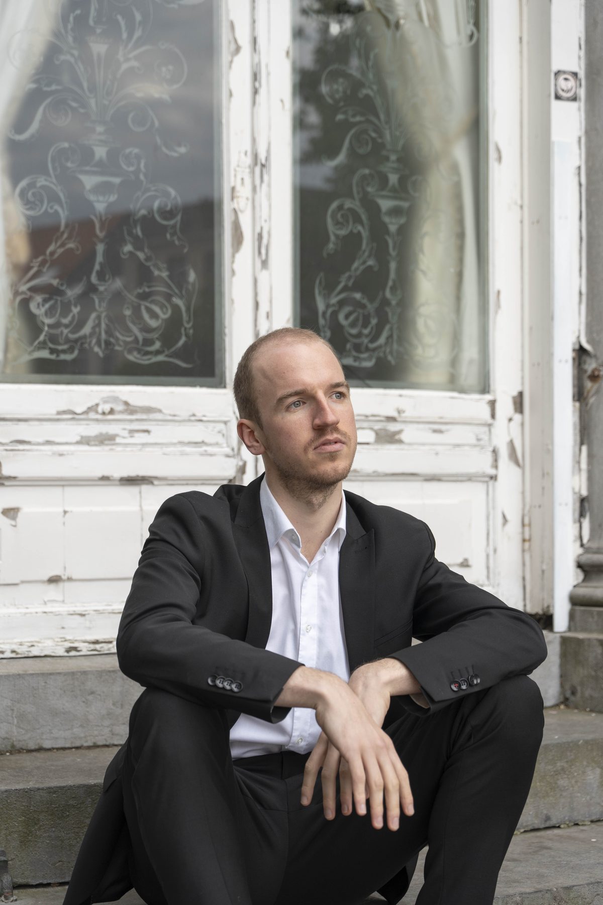 Pianist Leon Wenzel — booking and contact